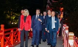 Tổng thống Pháp Emmanuel Macron và Phu nhân dạo Hồ Gươm