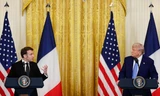 Tổng thống Mỹ Donald Trump và người đồng cấp Pháp Emmanuel Macron trong cuộc họp báo chung ngày 24/2. (Ảnh: AP)