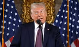 Ông Trump phát biểu trong cuộc họp báo ở Mar-a-Lago ngày 7/1. (Ảnh: AP)