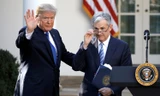 Tổng thống Mỹ Donald Trump và Chủ tịch Fed Jerome Powell. (Ảnh: Reuters)