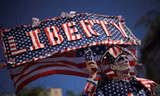 Một người tham gia phong trào biểu tình "Hands Off" ở California ngày 5/4. (Ảnh: Reuters)