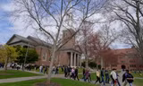 Trong khuôn viên ĐH Harvard. (Ảnh: PBS)