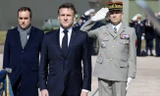 Tổng thống Pháp Emmanuel Macron trong chuyến thăm căn cứ không quân. (Ảnh: Getty)