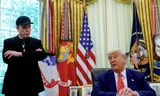 Tỷ phú Elon Musk đứng cạnh Tổng thống Trump khi vẫn là cố vấn của chính phủ. (Ảnh: WSJ)