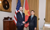 Phó Thủ tướng Chính phủ Hồ Đức Phớc gặp Đại diện Thương mại Mỹ Jamieson Greer. (Ảnh: TTXVN)
