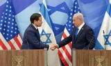 Ngoại trưởng Mỹ Marco Rubia và Thủ tướng Israel Benjamin Netanyahu bắt tay trong cuộc họp báo ngày 16/2. (Ảnh: AP)
