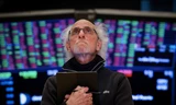 Một nhà giao dịch trên sàn giao dịch chứng khoán New York ngày 7/4. (Ảnh: Reuters)