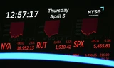 Màn hình hiển thị các chỉ số tài chính khi trên sàn giao dịch chứng khoán New York ngày 3/4. (Ảnh: AP)