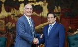 Thủ tướng Phạm Minh Chính và Hạ Nghị sĩ Mỹ John Moolenaar. Ảnh: VGP