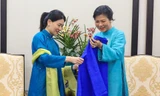 Phu nhân Tổng Bí thư Tô Lâm tặng phu nhân Thủ tướng Singapore áo dài