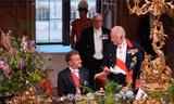 Vua Charles chiêu đãi Tổng thống Pháp Emmanuel Macron. (Ảnh: AP)