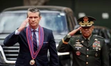 Bộ trưởng Quốc phòng Mỹ Pete Hegseth và Tham mưu trưởng Lục quân Philippines Romeo Brawner Jr duyệt đội danh dự ở Trại Aguinaldo, Philippines, ngày 28/3. (Ảnh: Reuters)