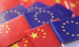Quốc kỳ của Trung Quốc và lá cờ chung của EU. (Ảnh: Reuters)