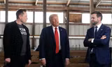 Tỷ phú Elon Musk cùng ông Trump và ông Vance trong sự kiện vào tháng 10/2024. (Ảnh: AP)