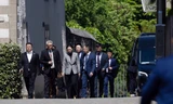 Các thành viên đoàn đàm phán Trung Quốc rời khỏi khu dinh thự ở Thuỵ Sĩ sau cuộc họp với phái đoàn Mỹ ngày 10/5. (Ảnh: Reuters)