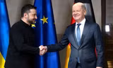 Tổng thống Ukraine Volodymir Zelensky và Thủ tướng Đức Olaf Scholz gặp nhau tại Hội nghị an ninh Munich ngày 15/2. (Ảnh: AP)
