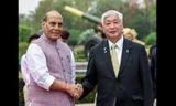 Bộ trưởng Quốc phòng Nhật Bản Gen Nakatani (phải) và người đồng cấp Ấn Độ Rajnath Singh trong cuộc gặp ngày 5/5. (Ảnh: ANI)