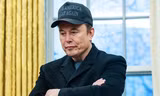 Tỷ phú Elon Musk đội chiếc mũ MAGA trong một dịp ở Phòng Bầu dục. (Ảnh: NYT)