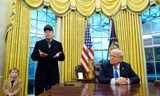 Tỷ phú Elon Musk phát biểu khi đứng cạnh bàn của Tổng thống Trump và con trai tại Nhà Trắng ngày 11/2. (Ảnh: AP)