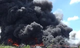 Xưởng sản xuất lốp xe cháy lớn, nhiều công ty phải di tản