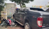 Ô tô bán tải tông hàng loạt xe máy làm nhiều người bị thương