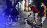 Nhóm bạn trẻ TP. HCM xuyên đêm vá đường giúp người dân đi lại thuận tiện