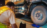 TPHCM: Sợ CSGT phạt nặng, tài xế xe chở quá tải khai tên giả