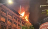 Cháy lớn kèm tiếng nổ trên sân thượng tòa nhà