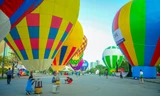 Say sưa nhìn ngắm khinh khí cầu trình diễn giữa lòng thành phố