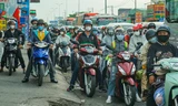 Mùng 5 Tết, người dân ùn ùn trở lại TPHCM, cửa ngõ phía Tây tăng nhiệt 