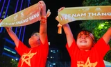 Người dân ken cứng phố đi bộ Nguyễn Huệ xem đội tuyển U23