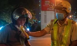 Người đàn ông xưng 'cán bộ ngành giao thông' cù nhầy khi bị CSGT đo độ cồn