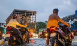 TPHCM: Người dân bì bõm dắt xe sau trận mưa to lúc chiều tối