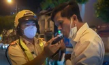Tài xế méo mặt vì 'uống vài lon' gặp ngay CSGT