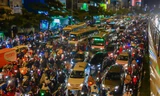 TPHCM: Mưa lớn vào chiều tối, nhiều tuyến đường ùn ứ kéo dài