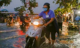Mưa lớn, triều cường gây ngập và kẹt xe nhiều tuyến đường TPHCM