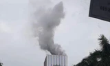 Khói bốc lên nghi ngút tại tầng cao tòa nhà.