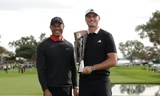 Tiger Woods (trái) trao Cúp vô địch Genesis Invitational cho Aberg