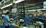 Công nhân lắp ráp xe tại Nhà máy Piaggio Việt Nam, thuộc KCN Bình Xuyên, tỉnh Vĩnh Phúc 