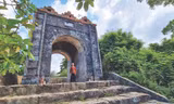 Đã hơn 30 năm nay, cụ Nguỳ vẫn thăm thẳm một mình lên chăm nom khu di tích này như sứ giả của trời đất
