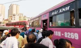 Bến xe Hà Nội được tăng cường 500 lượt xe để giải tỏa hành khách Ảnh: T.Đảng 