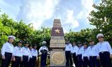 Nhóm cựu chiến binh Trường Sa Đông bên cột mốc chủ quyền Trường Sa ĐôngẢnh: Lê Xuân Sơn 