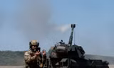 Các binh sĩ Ukraine khai hỏa về phía quân đội Nga bằng lựu pháo tự hành AHS Krab ở Donetsk ngày 23/8Ảnh: Reuters 
