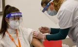 Theo CDC Mỹ, tiêm vắc-xin ngừa COVID-19 làm giảm nguy cơ mắc bệnh nặng hoặc tử vong tới 10 lần Ảnh: AP 