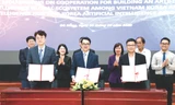 Anh Nguyễn Văn Minh Đức (bìa phải, đại diện VKAI Hub) kí kết hợp tác với Hiệp hội Trí tuệ nhân tạo Hàn Quốc để xây dựng Hệ sinh thái toàn cầu về trí tuệ nhân tạo Ảnh: Giang Thanh 