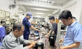 Được đào tạo sửa điện lạnh gia dụng miễn phí, nhiều công nhân Cty Pouyuen có thể kiếm thêm thu nhập từ nghề tay trái ảnh: U.P 