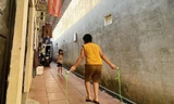 Con trai chị Nguyễn Hạnh Mai (quê ở Phú Thọ) đang chơi nhảy dây ở không gian hành lang của dãy trọ