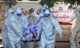 Các tình nguyện viên đưa thi thể một người qua đời vì COVID-19 ở bang Chin, Myanmar đi hoả táng Ảnh: AP 