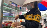 Không tìm được việc làm, chị Hương Giang ra chợ bán bánh mì mưu sinh ảnh: U.P 