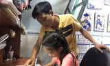 Phụ huynh trước nỗi lo về SGK mỗi khi vào năm học Ảnh: Nguyễn Dũng 